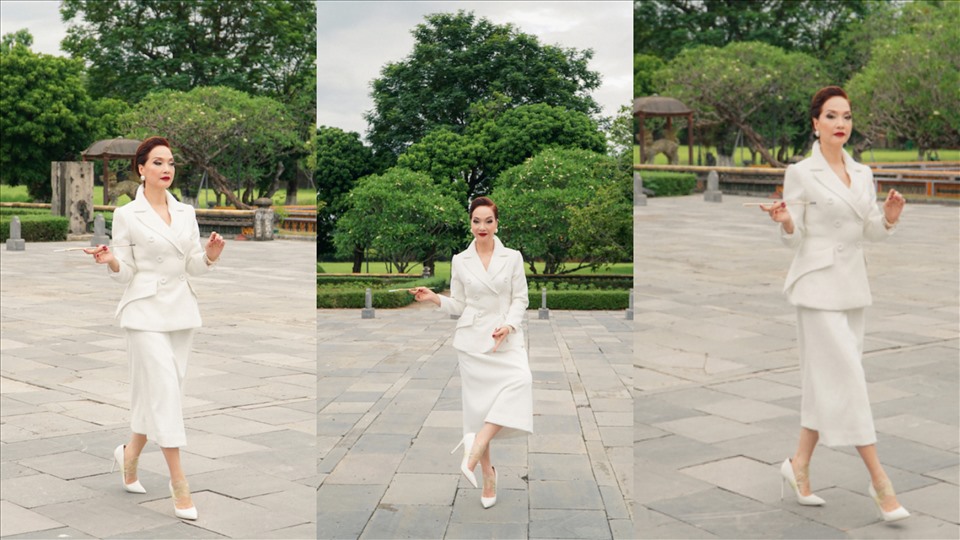 NSND Lê Khanh catwalk điêu luyện. Ảnh: NSCC