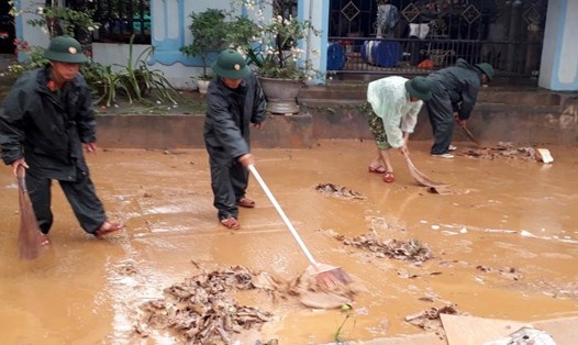 Lực lượng vũ trang Quảng Trị hỗ trợ người dân, các nhà trường dọn vệ sinh sau lũ. Ảnh: Hưng Thơ