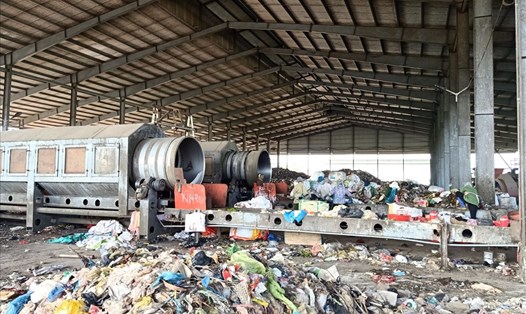 Đến nay, nhà máy xử lý rác ở Trà Vinh vẫn chưa thể hoạt động, dẫn đến lượng rác thải ùn ứ ngày càng lớn. Ảnh: T.L