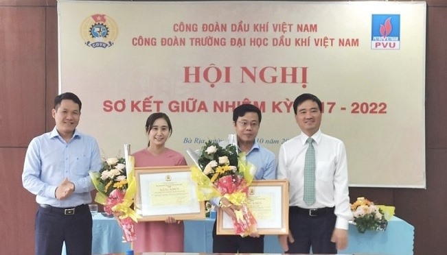 Phó Chủ tịch Công đoàn Dầu khí Việt Nam Vũ Anh Tuấn (thứ nhất từ phải sang)  trao bằng khen của Công đoàn Dầu khí Việt Nam  cho tập thể và cá nhân xuất sắc trong phong trào thi đua và xây dựng tổ chức Công đoàn Trường Đại học Dầu khí Việt Nam vững mạnh nhiệm kỳ 2017-2022. Ảnh: CĐ DK