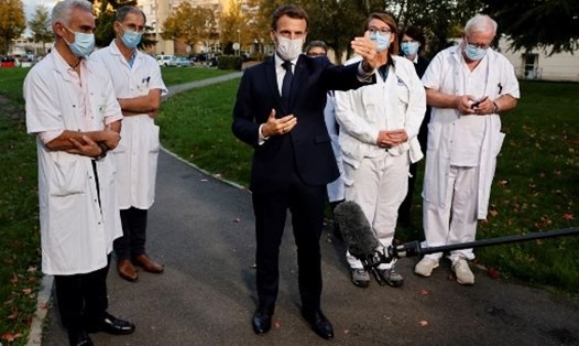Tổng thống Pháp Emmanuel Macron trong chuyến thăm một bệnh viện ở Pointoise, gần thủ đô Paris, trong bối cảnh nước này vượt mốc 1 triệu ca COVID-19. Ảnh: AFP