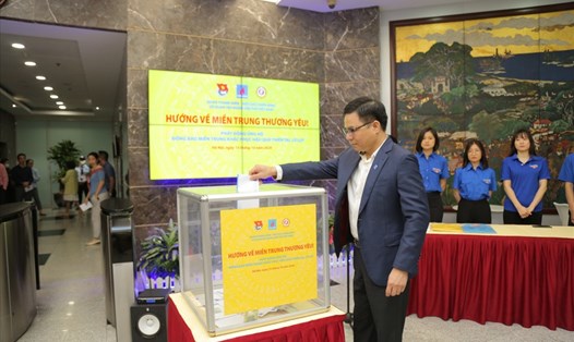 Tổng giám đốc PVN Lê Mạnh Hùng tham gia quyên góp ủng hộ đồng bào miền Trung