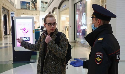 Tất cả du khách, nhân viên các trung tâm thương mại và cửa hàng ở Mátxcơva đều phải bắt buộc đeo khẩu trang và găng tay. Ảnh: TASS