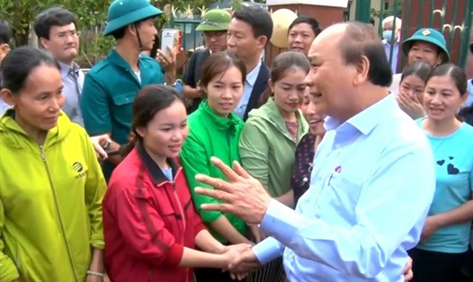 Thủ tướng thăm hỏi và động viên người dân vùng lũ Quảng Bình. Ảnh: Lê Phi Long