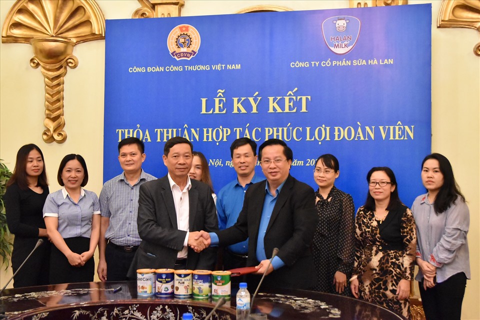 Lãnh đạo Công đoàn Công Thương Việt Nam và Công ty Sữa Hà Lan ký thoả thuận hợp tác. Ảnh: CĐCT
