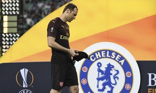 Petr Cech vốn thi đấu cho Chelsea trong 11 năm, sau đó chuyển sang khoác áo Arsenal rồi trở lại đội bóng cũ làm 1 thành viên trong lãnh đạo đội bóng. Ảnh: AFP.