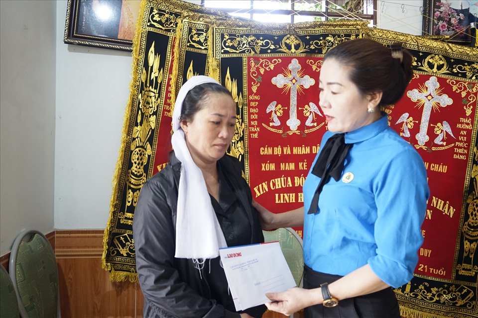 Đồng chí Nguyễn Thị Thu Nhi trao quà hỗ trợ cho mẹ liệt sĩ Nguyễn Anh Duy-trú xã Hưng Tây - Hưng Nguyên-Nghệ An. Ảnh: Quang Đại
