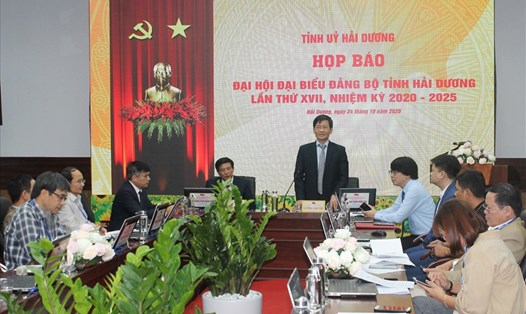 Ông Lương Văn Cầu - Phó Chủ tịch UBND tỉnh Hải Dương thông tin tại buổi họp báo trước Đại hội Đại biểu Đảng bộ tỉnh Hải Dương lần thứ XVII. Ảnh Mai Dung