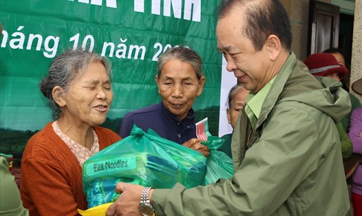 Ông Lê Đăng Minh - đại diện Tập đoàn Hoàng Gia trao quà hỗ trợ cho người dân vùng lũ Quảng Trị. Ảnh: Hưng Thơ.