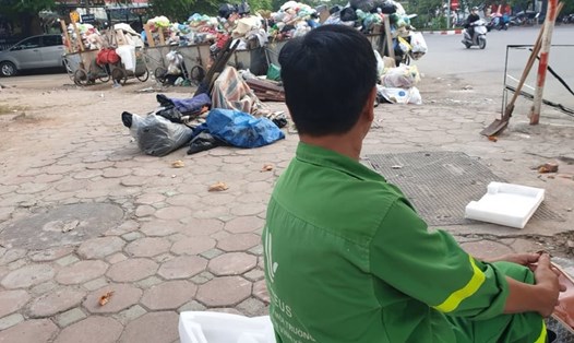 Ùn ứ rác thải tại nhiều khu vực nội thành Hà Nội. Ảnh: Phạm Đông