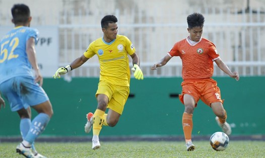 Hữu Thắng (áo cam) ghi bàn quyết định giúp Bình Định đánh bại Khánh Hòa 2-1. Ảnh: VPF.