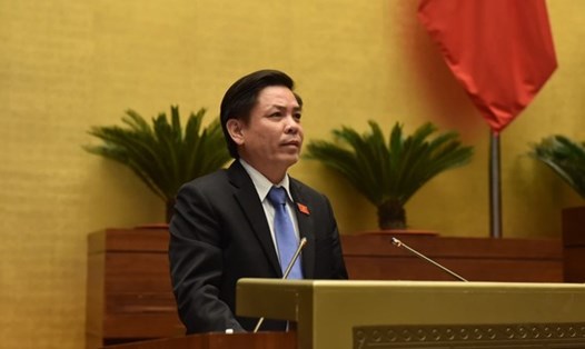 Bộ trưởng Bộ Giao thông Vận tải Nguyễn Văn Thể trình bày Tờ trình về dự án Luật Giao thông đường bộ (sửa đổi). Ảnh: Quốc hội
