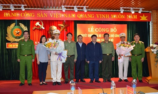 Hai tân Phó Giám đốc Công an tỉnh Hưng Yên (thứ 3 và thứ 8) trong buổi nhận quyết định bổ nhiệm. Ảnh: VGP.