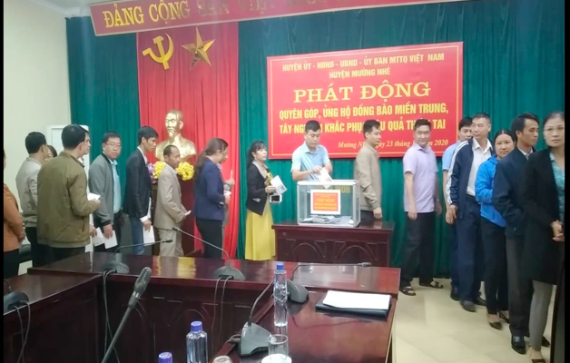 CNVCLĐ huyện Mường Nhé quyên góp, ủng hộ nhân dân miền Trung. Ảnh: Chu Hiền