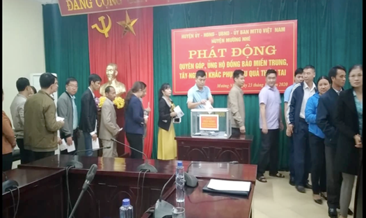 CNVCLĐ huyện Mường Nhé quyên góp, ủng hộ nhân dân miền Trung. Ảnh: Chu Hiền