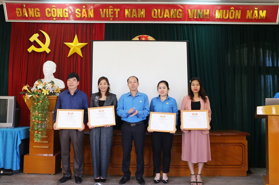 Ông Vi Văn Nghĩa-Ủy viên BCH Tổng LĐLĐ Việt Nam, Tỉnh ủy viên, Chủ tịch LĐLĐ tỉnh Bắc Kạn trao Bằng khen cho các tập thể. Ảnh: Ngọc Liêm.