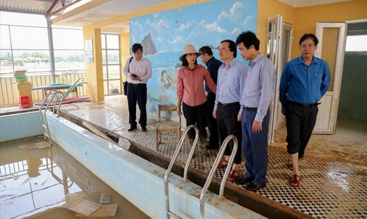 Bộ trưởng Phùng Xuân Nhạ thị sát một trường học vùng lũ với đôi dép rọ trị giá 20 ngàn đồng. Ảnh: Thế Đại/LĐO