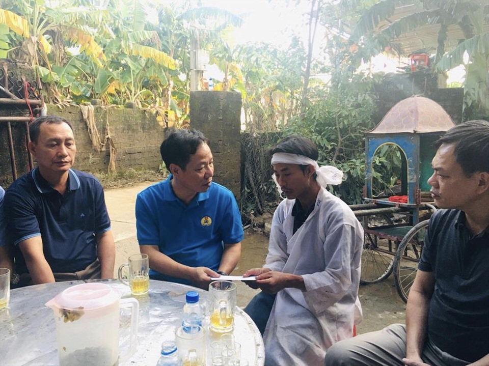 Ông Mai Thành Phương (thứ hai từ trái sang) - Chủ tịch Công đoàn Đường sắt Việt Nam -  thăm hỏi, trao hỗ trợ cho gia đình công nhân Đường sắt có người thân mất do lũ cuốn. Ảnh: CĐ ĐS