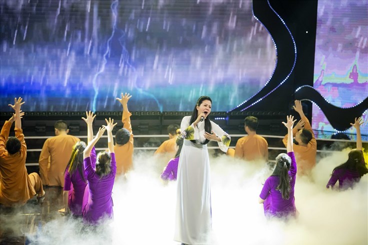 Mở đêm nhạc "Ru bão", Đinh Hiền Anh kêu gọi được 34,2 tỉ đồng