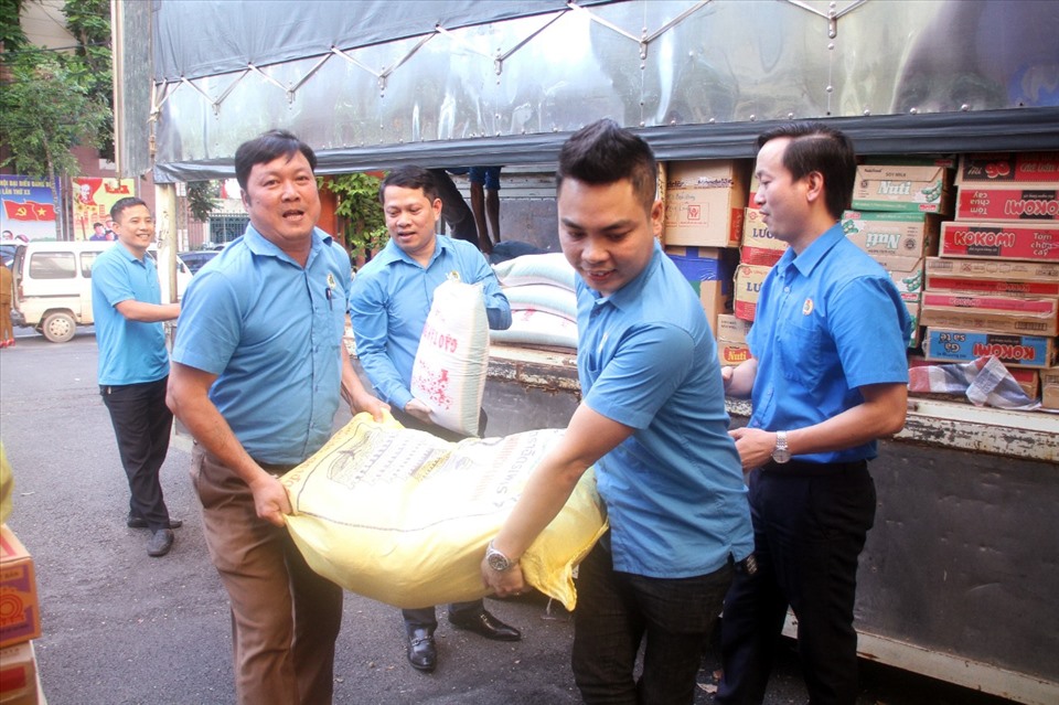 Liên đoàn Lao động tỉnh Thái Nguyên tiếp nhận nhu yếu phẩm ủng hộ đồng bào miền Trung. Ảnh: Xuân Hảo