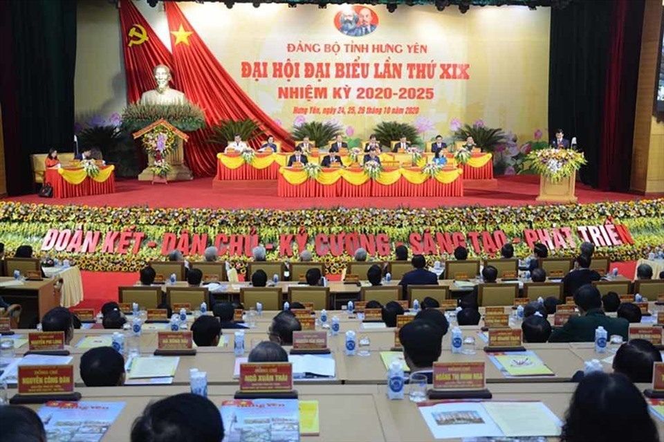 Phó Chủ tịch Quốc hội Tòng Thị Phóng cùng nhiều lãnh đạo Đảng, Nhà nước về dự Đại hội Đảng bộ tỉnh Hưng Yên thứ 19 (nhiệm kỳ 2020-2025). Ảnh Hoài Anh