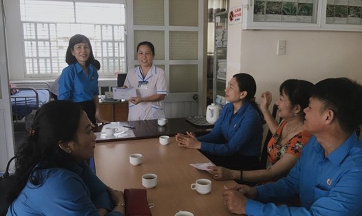 Lãnh đạo LĐLĐ tỉnh Bình Thuận tặng quà cho nữ đoàn viên lao động thuộc Công đoàn ngành Y tế. Ảnh: Công đoàn Bình Thuận