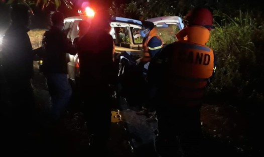 Lực lượng cứu hộ xuyên đêm đưa thi thể thứ 5 tìm thấy ở khu vực thủy điện Rào Trăng 3 ra ngoài. Ảnh: TH