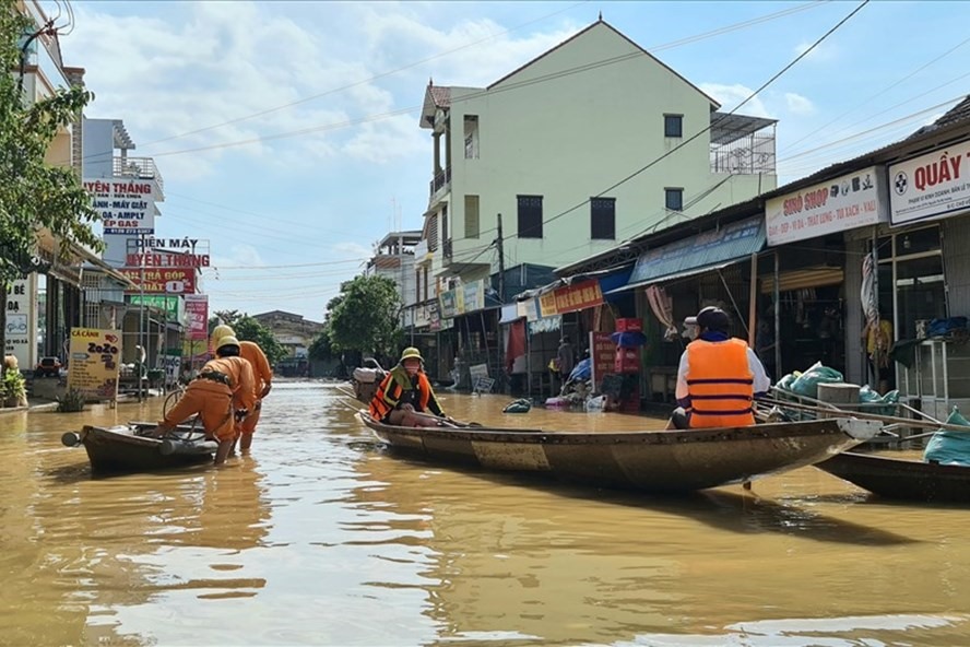 Tác động của biến đổi khí hậu dẫn đến thời tiết cực đoan, mưa lớn, bão táp liên tục xảy ra, dẫn đến lũ lụt. Ảnh: Lê Phi Long