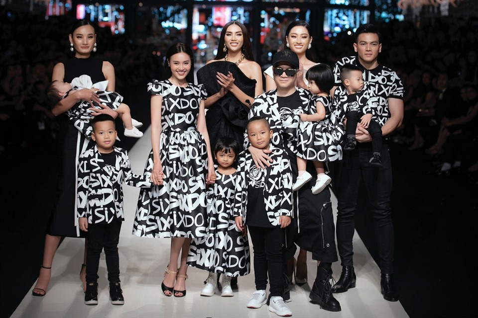 Lê Thúy, Lan Ngọc, Võ Hoàng Yến, Lương Thùy Linh, Lê Xuân Tiền cùng nhà thiết kế và bảy con nuôi. Ảnh: BTC.