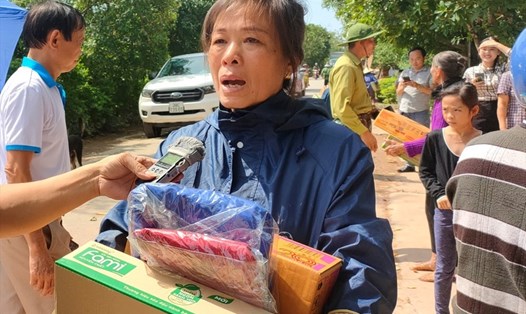 Bà Nguyễn Thị Thủy (trú tại xã Cẩm Thành, huyện Cẩm Xuyên) xúc động khi nhận được hàng cứu trợ. Ảnh: Quách Du