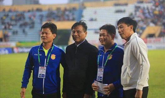 HLV Phạm Hồng Phú (áo xanh, ở giữa) cho rằng trận đấu gặp Sông Lam Nghệ An sẽ có những tác động từ bên ngoài vào. Ảnh: Đông Đông