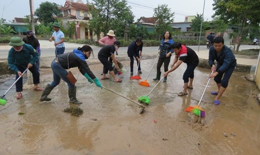 Cán bộ, đoàn viên thuộc LĐLĐ Can Lộc tham gia dọn vệ sinh sau lũ lụt tại xã Cẩm Vịnh. Ảnh: CĐ.