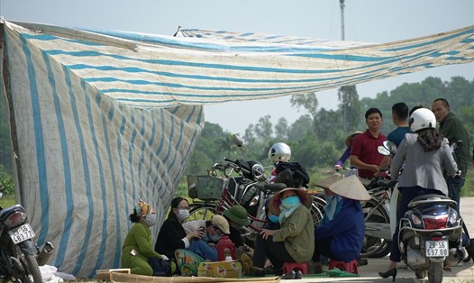 Người dân dựng chốt chặn xe chở rác vào khu xử lý chất thải Nam Sơn ngày 25.10. Ảnh: Phạm Đông
