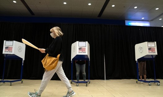 Cử tri đi bỏ phiếu vào ngày đầu tiên bỏ phiếu sớm tại Madison Square Garden, thành phố New York hôm 24.10. Ảnh: AFP.