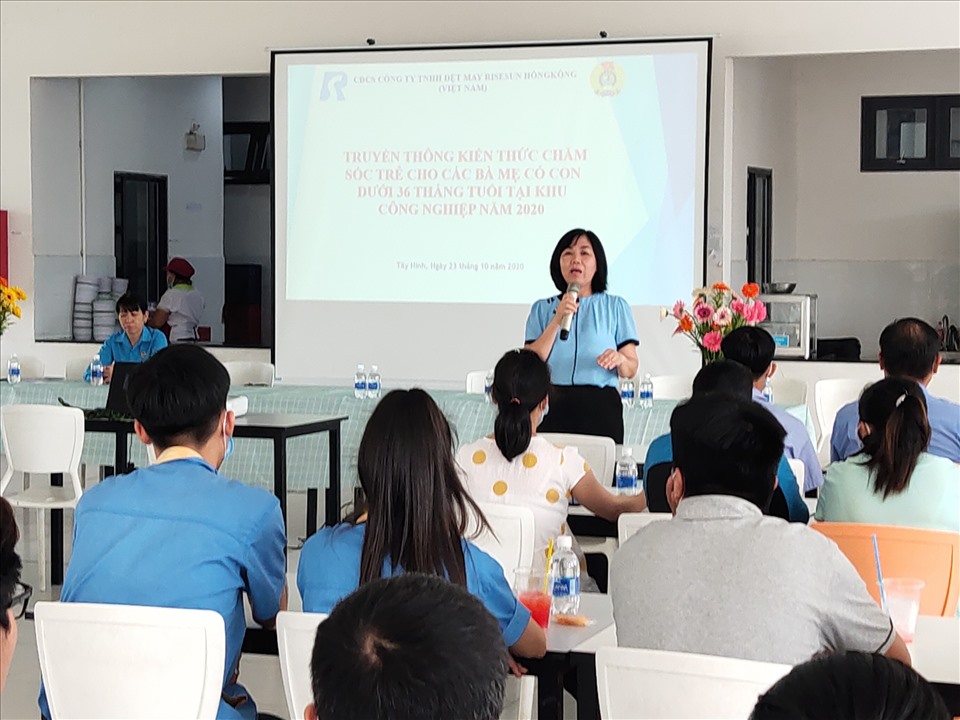Bác sĩ Nguyễn Thị Tuyết Hằng – Trung tâm kiểm soát bệnh tật tỉnh hướng dẫn chuyên đề. Ảnh LĐLĐ Tây Ninh cung cấp