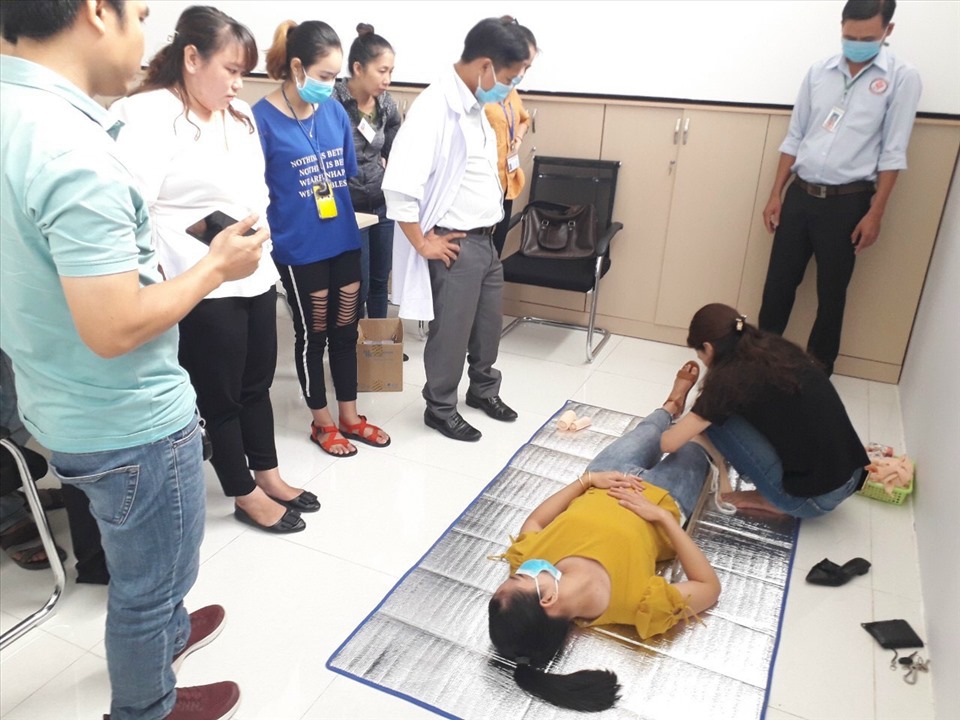 Hướng dẫn xử lý tình huống giả định người bị tai nạn lao động. Ảnh LĐLĐ Tây Ninh cung cấp