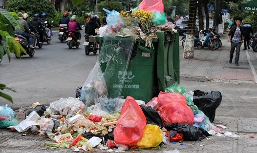 4 quận trung tâm Hà Nội đang tồn đọng khoảng 1.600 tấn rác thải. Ảnh: Phạm Đông