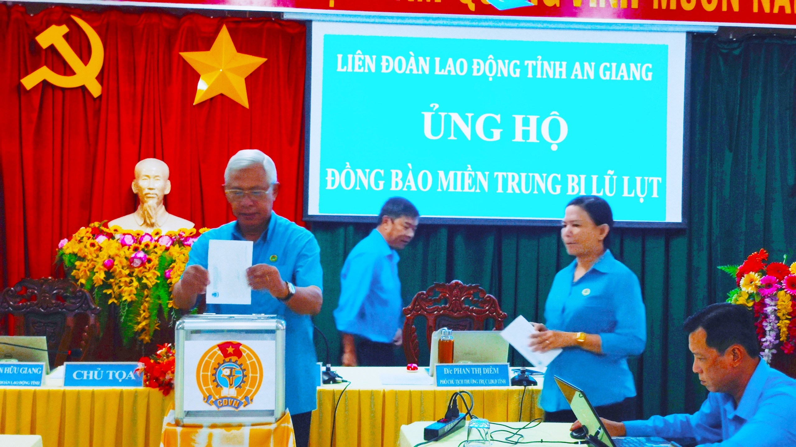 LĐLĐ tỉnh An Giang tổ chức phát động và kêu gọi CNVCLĐ ủng hộ đồng bào miền Trung bị lũ lụt. Ảnh: Cẩm Tú