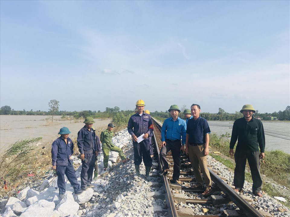 Chủ tịch Công đoàn Đường sắt Việt Nam Mai Thành Phương thăm công nhân lao động tại hiện trường. Ảnh: Chu Kiên