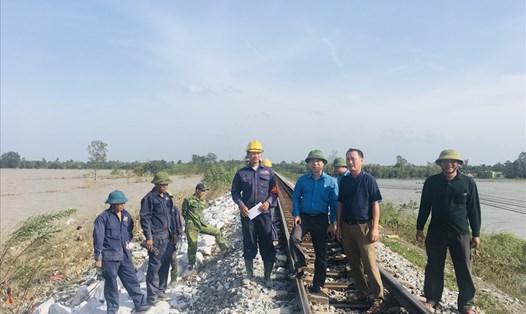 Chủ tịch Công đoàn Đường sắt Việt Nam Mai Thành Phương thăm công nhân lao động tại hiện trường. Ảnh: Chu Kiên