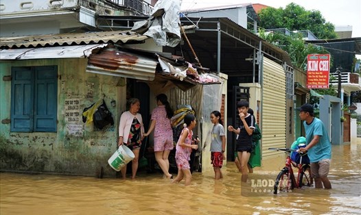 Người dân vùng lũ đang bắt tay vào khắc phục hậu quả sau nước rút. Ảnh: LDO
