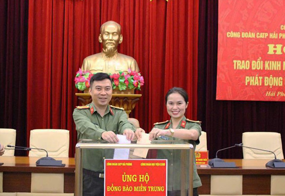 Trung tá Công Thanh Thảo - Chủ tịch Công đoàn Công an Nhân dân ủng hộ đồng bào miền Trung. Ảnh: CĐCAND