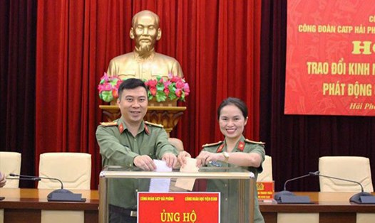 Trung tá Công Thanh Thảo - Chủ tịch Công đoàn Công an Nhân dân ủng hộ đồng bào miền Trung. Ảnh: CĐCAND