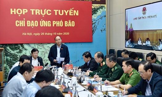 Thủ tướng Chính phủ Nguyễn Xuân Phúc đã điều hành cuộc họp trực tuyến với các địa phương để ứng phó bão số 9. Ảnh: VGP/Nhật Bắc.