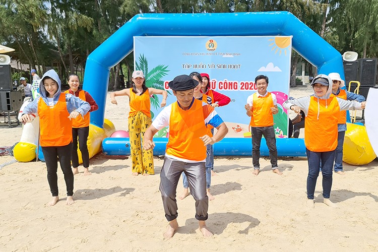 Bài thi sáng tạo tập thể dục giữa giờ của các học viên tham gia sinh hoạt chuyên đề nữ công. Ảnh: Phúc Trầm