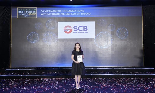 Đại diện SCB nhận giải tại buổi lễ vinh danh 50 Doanh nghiệp Việt có thương hiệu Nhà tuyển dụng hấp dẫn do Anphabe tổ chức. Nguồn: SCB