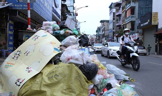 Nhiều ngày qua, tình trạng ùn ứ rác thải xảy ra tại nhiều con đường, tuyến phố của Hà Nội. Ảnh Hoàng Hiếu