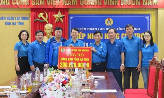 LĐLĐ tỉnh Thái Nguyên hỗ trợ 200 triệu đồng thông qua LĐLĐ tỉnh Hà Tĩnh để trao đến đoàn viên, CNVCLĐ Hà Tĩnh bị ảnh hưởng bởi lũ lụt. Ảnh: CĐ.