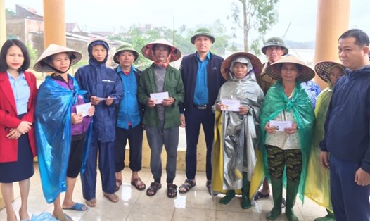 Công đoàn các KKT tỉnh Hà Tĩnh phối hợp với Công ty TNHH Á Đông Việt Nam trao quà cho nhân dân xã Cẩm Duệ. Ảnh: CĐ.