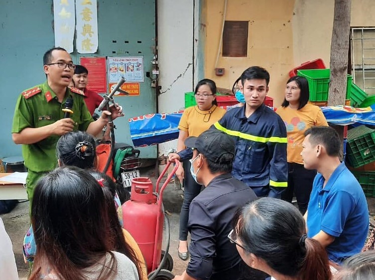 Cán bộ Đội Phòng cháy chữa cháy Công an quận 8 tập huấn kiến thức, kỹ năng phòng cháy chữa cháy cho công nhân lao động. Ảnh Đức Long